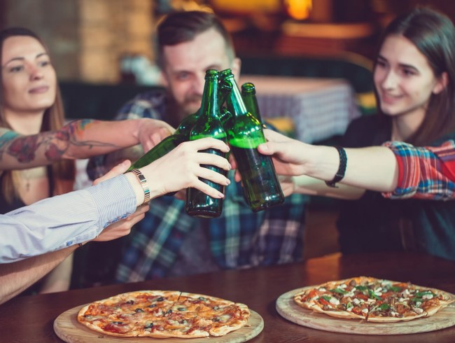 Pizza und Bier im Ema's Pub in Flachau, Die Bar in Flachau